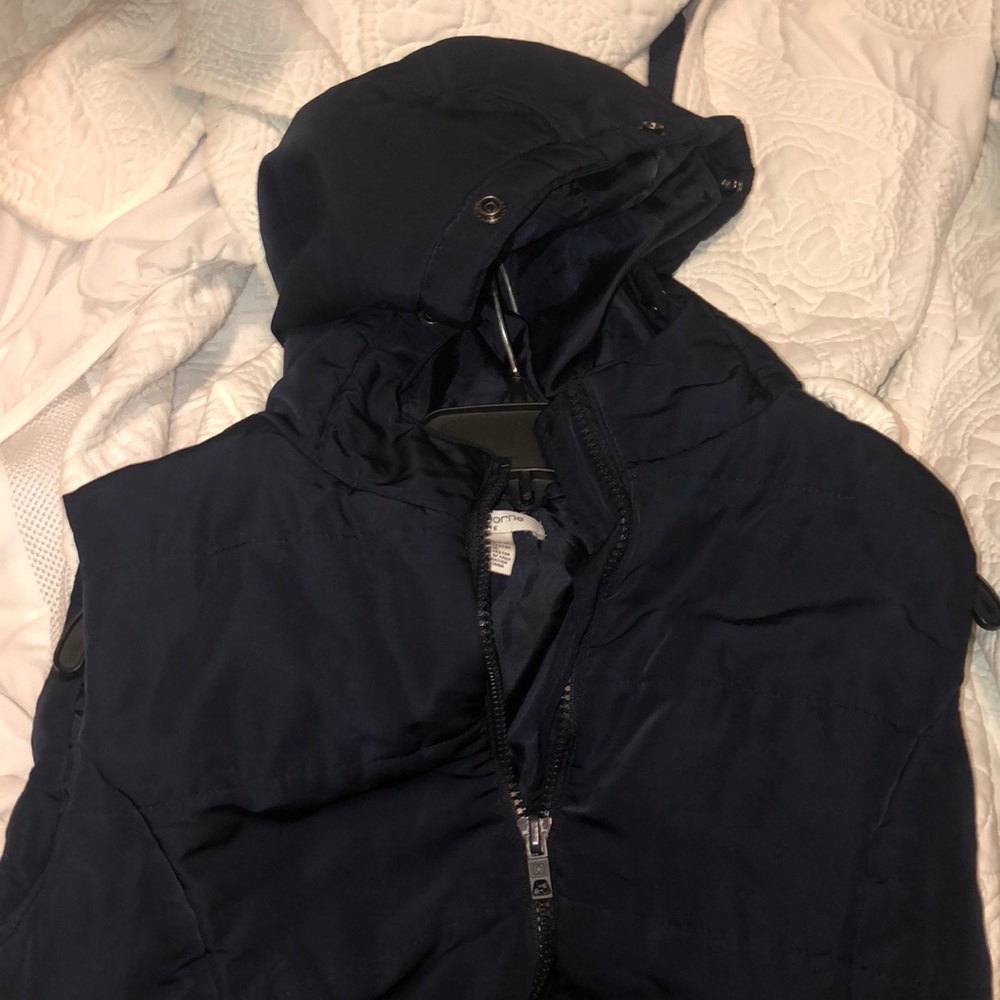 HOODED SLEEVELESS VEST